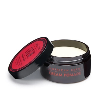 Pote aberto de pomada American Crew Cream Pomade com rótulo vermelho e tampa preta
