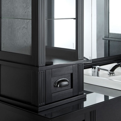 Móvel de casa de banho preto com gaveta e espelho junto a lavatório branco e torneira cromada