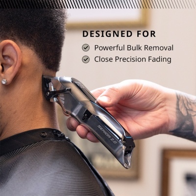 Máquina de cortar cabelo preta SENIOR 2.0 a ser usada na nuca, texto promocional ao lado