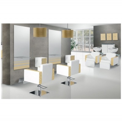 Sala de cabeleireiro com cadeiras brancas, espelhos grandes e cubas de lavagem de cabelo.