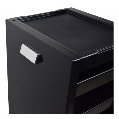 Gaveteiro preto em metal com três gavetas e puxadores prateados