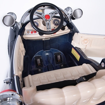 Interior de carro de brinquedo infantil azul com volante preto e assento bege
