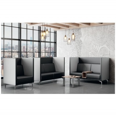 sofás e mesas de escritório com iluminação e parede decorada