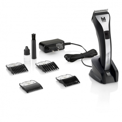 Máquina de cortar cabelo e barba com acessórios em fundo branco