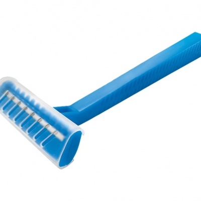 Aparelho de barbear descartável azul com proteção na lâmina