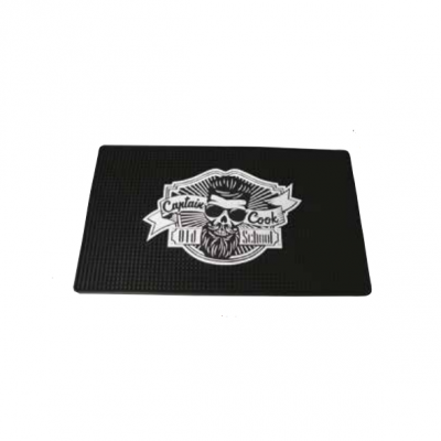 Tapete negro com logotipo branco de crânio com tapa-olho e texto Captain Cook Old School