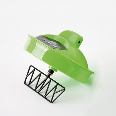 Acessório de cozinha verde com lâmina metálica preta em padrão zig-zag