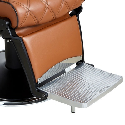 Pé de cadeira de barbeiro com encosto de couro castanho e apoio para pés metálico prateado