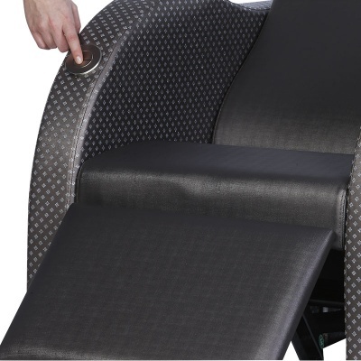 Poltrona reclinável preta com braços cinzentos e botão circular de controlo.