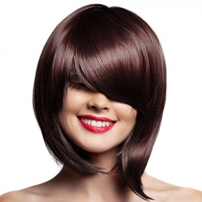 Mulher com peruca castanha escura de corte moderno e franja cobrindo um olho