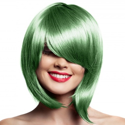 Mulher com peruca verde claro e batom vermelho