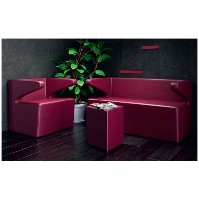 Sofá de canto, poltrona e mesa de apoio vermelhos em ambiente interior moderno com planta