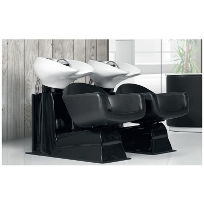 Duas cadeiras pretas para lavagem de cabelo com lavatórios brancos integrados