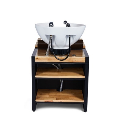 Móvel preto com prateleiras de madeira e cuba branca de lavagem para cabelo