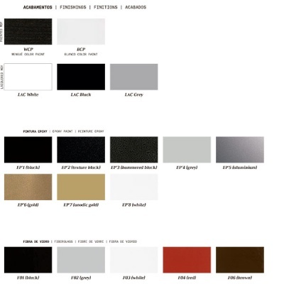 Amostras de acabamentos e cores de pintura e fibra de vidro em fundo branco