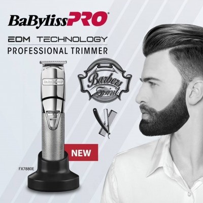 Máquina de barbear profissional BaBylissPRO prateada com homem de cabelo e barba aparados