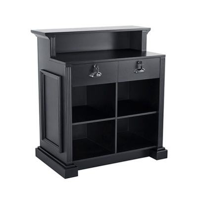 Móvel preto de madeira com gavetas e nichos abertos