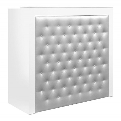 Balcão branco com frente prateada acolchoada