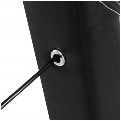 Detalhe de peça preta com orifício metálico e cabo preto