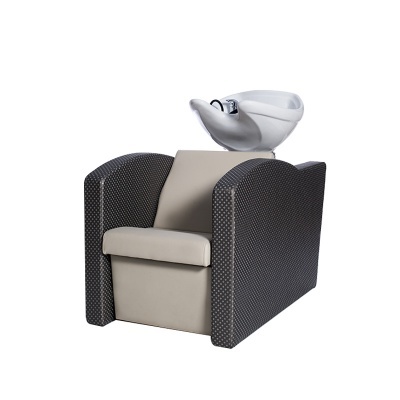 Cadeira de lavagem de cabelo com assento bege e laterais escuras com padrão