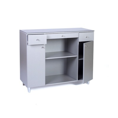 Móvel cinzento com armários, gavetas e prateleira.