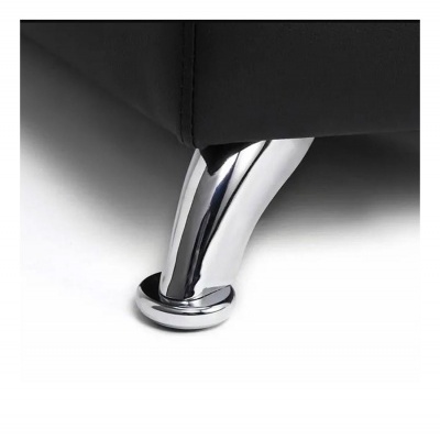 Pé cromado curvado de móvel com estofado preto