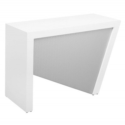 Mesa branca moderna com parede cinza claro e design angulado