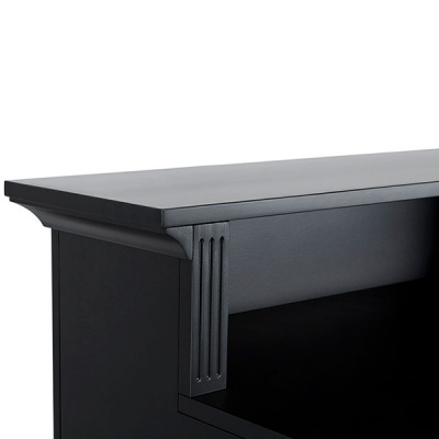 Móvel preto de madeira com prateleira aberta e detalhes verticais