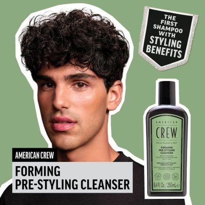 Homem com cabelo encaracolado e produto American Crew Forming Pre-Styling Cleanser em fundo verde