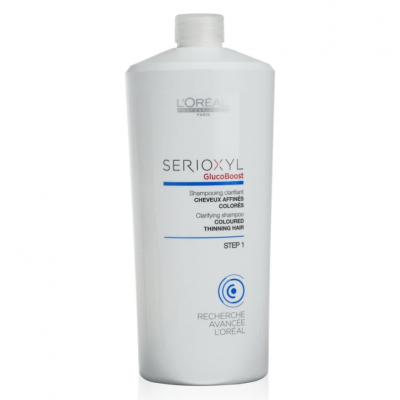 Frasco branco de champô L'ORÉAL SERIOXYL GlucoBoost para cabelo afinado e colorido