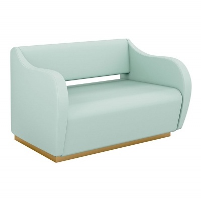 Sofá azul claro de dois lugares com base de madeira e design moderno