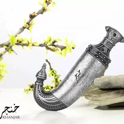 Adaga tradicional Khanjar em metal prateado decorada, com fundo natural e pedras