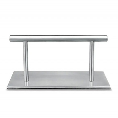 Suporte metálico cromado com base rectangular e barra horizontal.