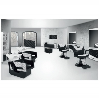 Salão de cabeleireiro com cadeiras de lavagem e de corte em preto e branco, espelhos e móveis modernos