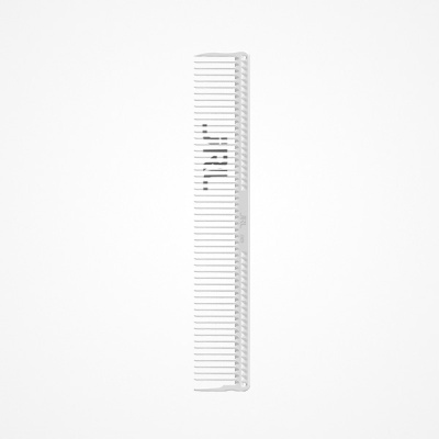 Pente branco de plástico com dentes finos e grossos