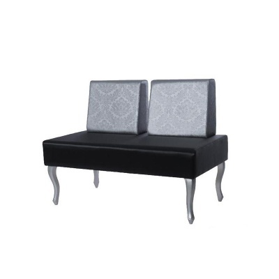 Sofa dois lugares com pernas cinza e encostos cinzentos com padrão decorativo