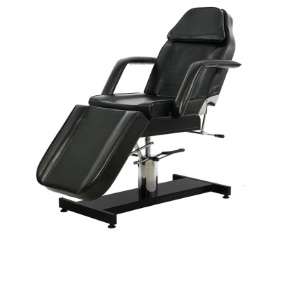 cadeira preta de estética com base metálica e estofos em pele sintética