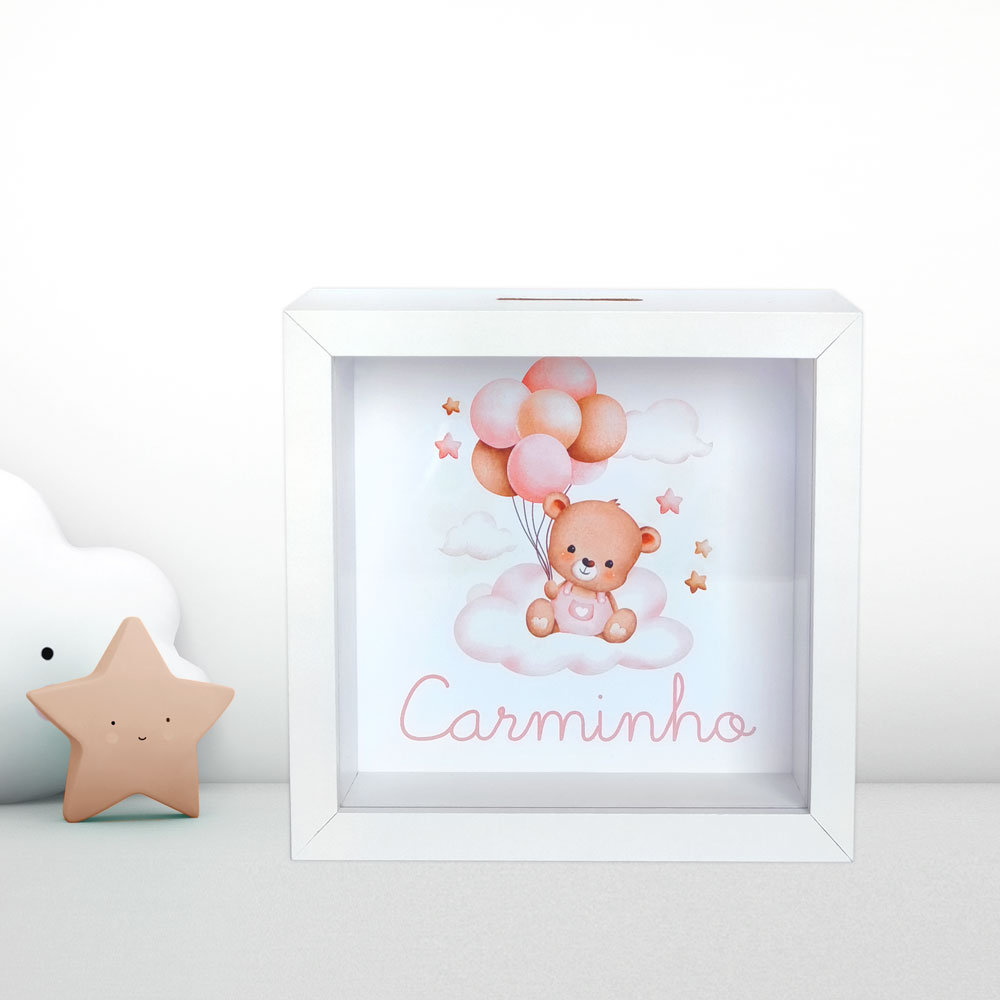 Quadro branco com ilustração de urso cor de rosa, balões e a palavra 'Carminho'