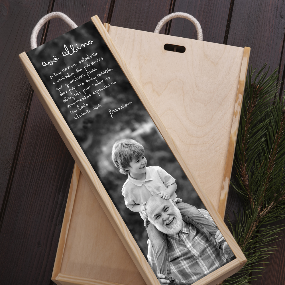 Caixa de madeira para garrafa com foto a preto e branco e texto em português