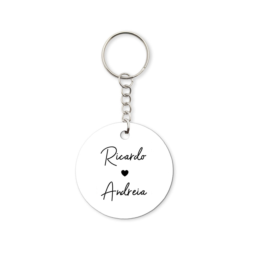 Porta-chaves redondo branco com texto preto Ricardo e Andreia e coração preto