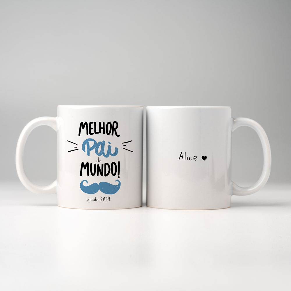 Duas canecas brancas com textos em português e um bigode azul