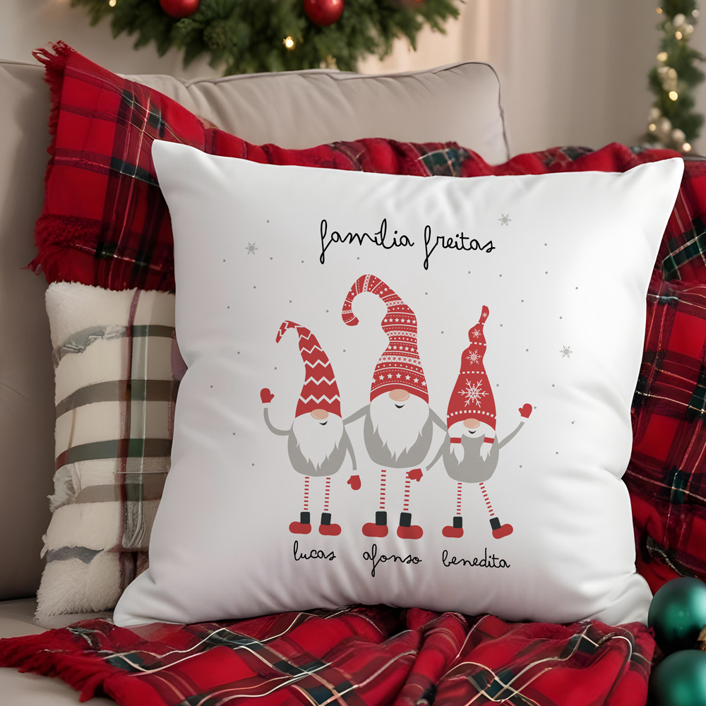 Almofada branca com estampa de gnomos vermelhos e nomes lucas, alfons e benedita
