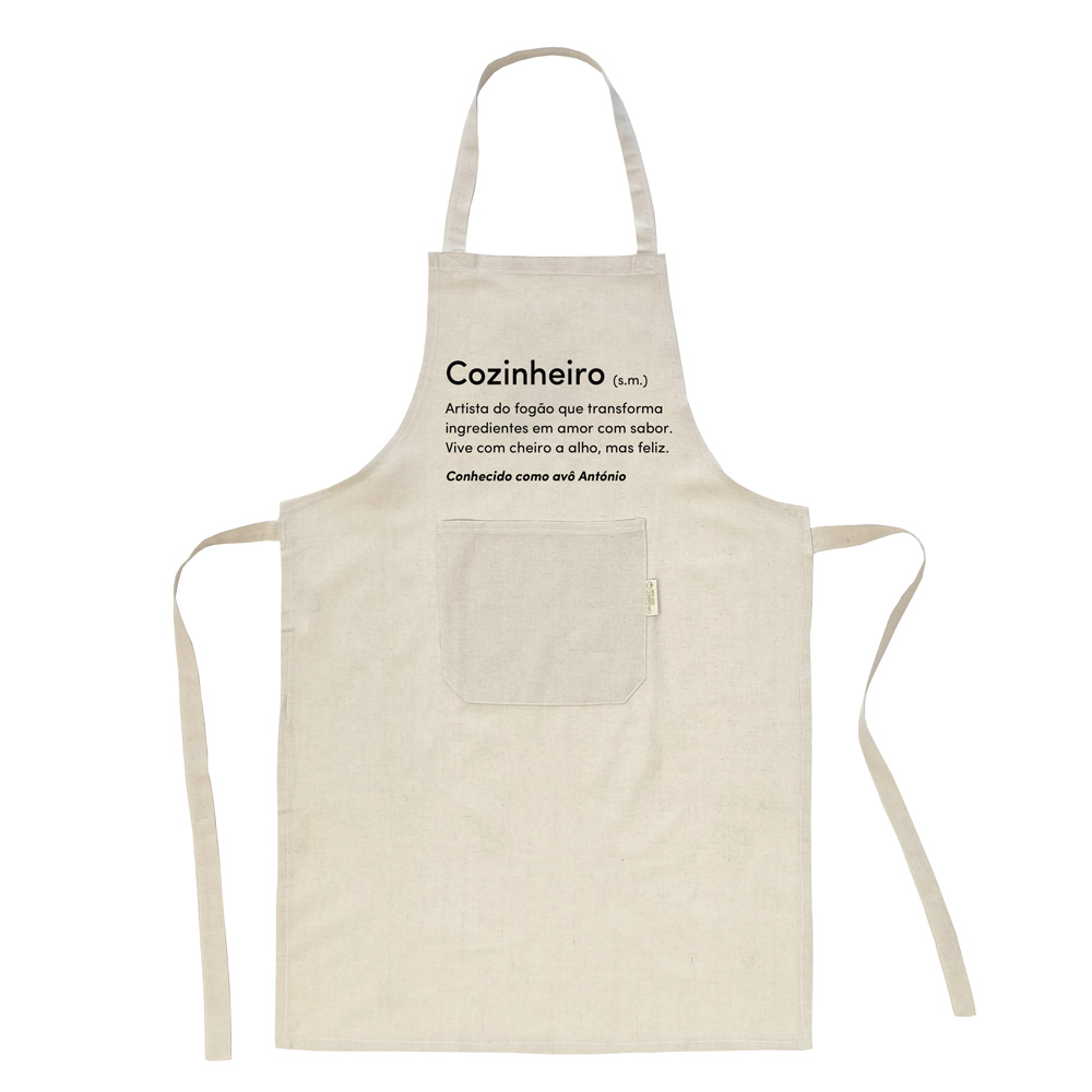 Avental de cozinha bege com bolso e texto impresso em preto.