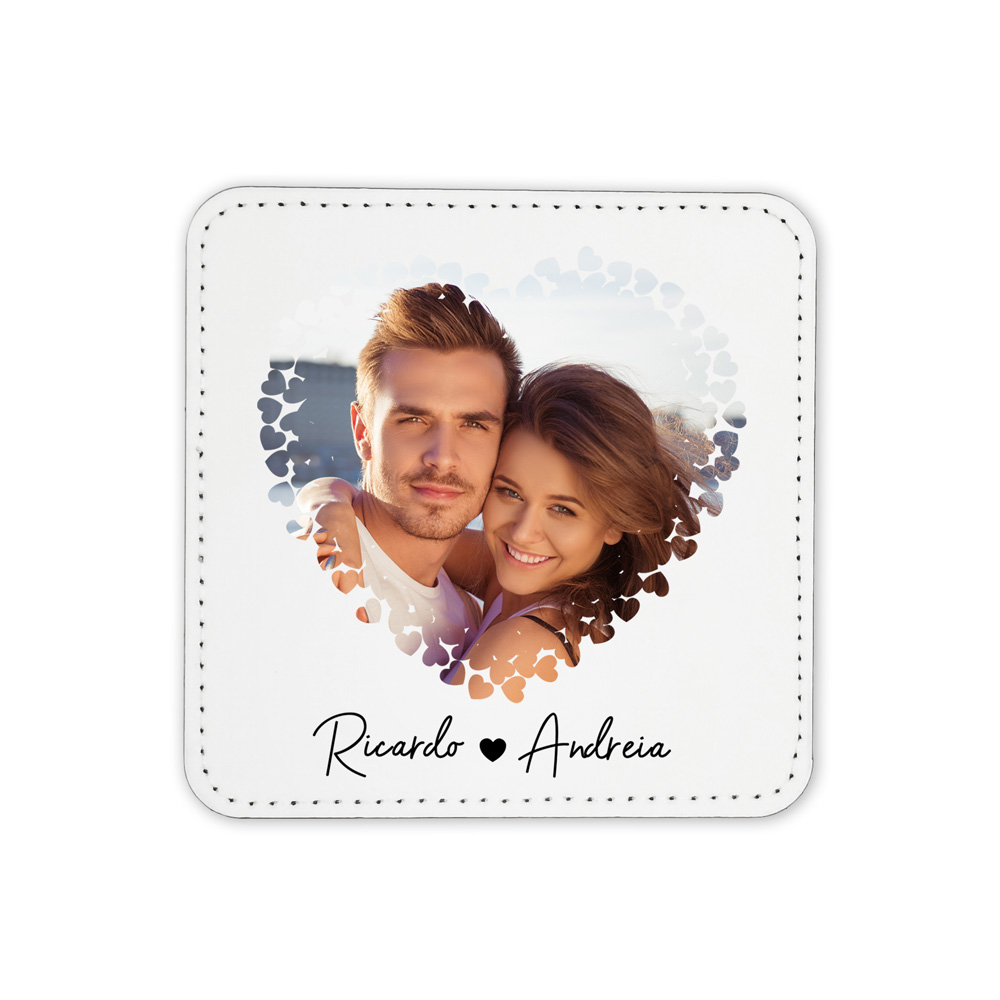 Porta copos branco com foto de casal e nomes Ricardo e Andreia