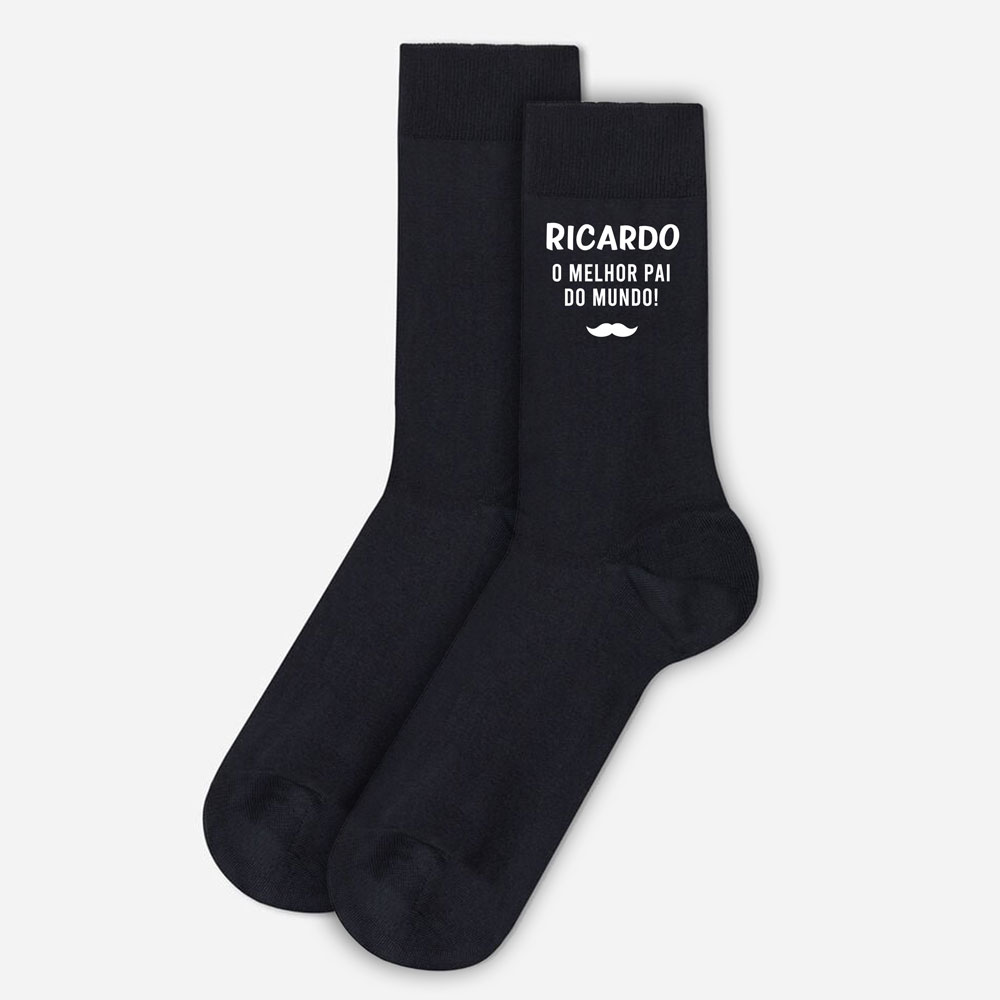 Meias pretas com texto branco e desenho de bigode.