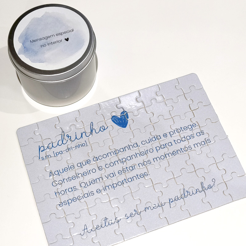 Puzzle branco com texto azul e caixa metálica com etiqueta azul