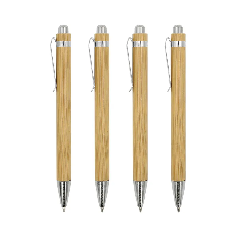 Quatro canetas de madeira clara com detalhes metálicos prateados