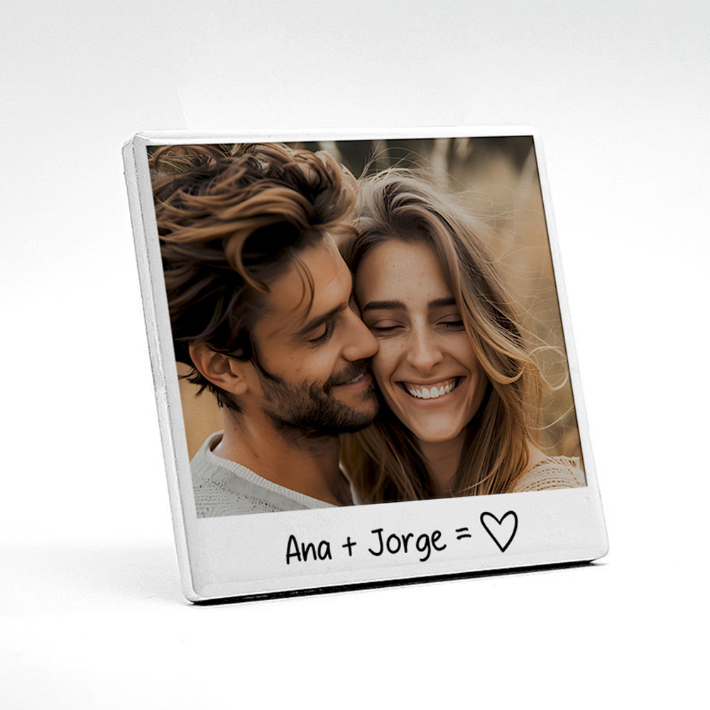Fotografia quadrada estilo Polaroid com casal sorridente e texto Ana + Jorge = ♡