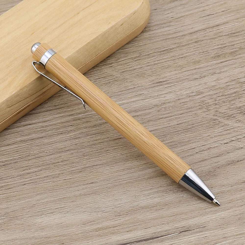 Caneta esferográfica de madeira clara com detalhes metálicos