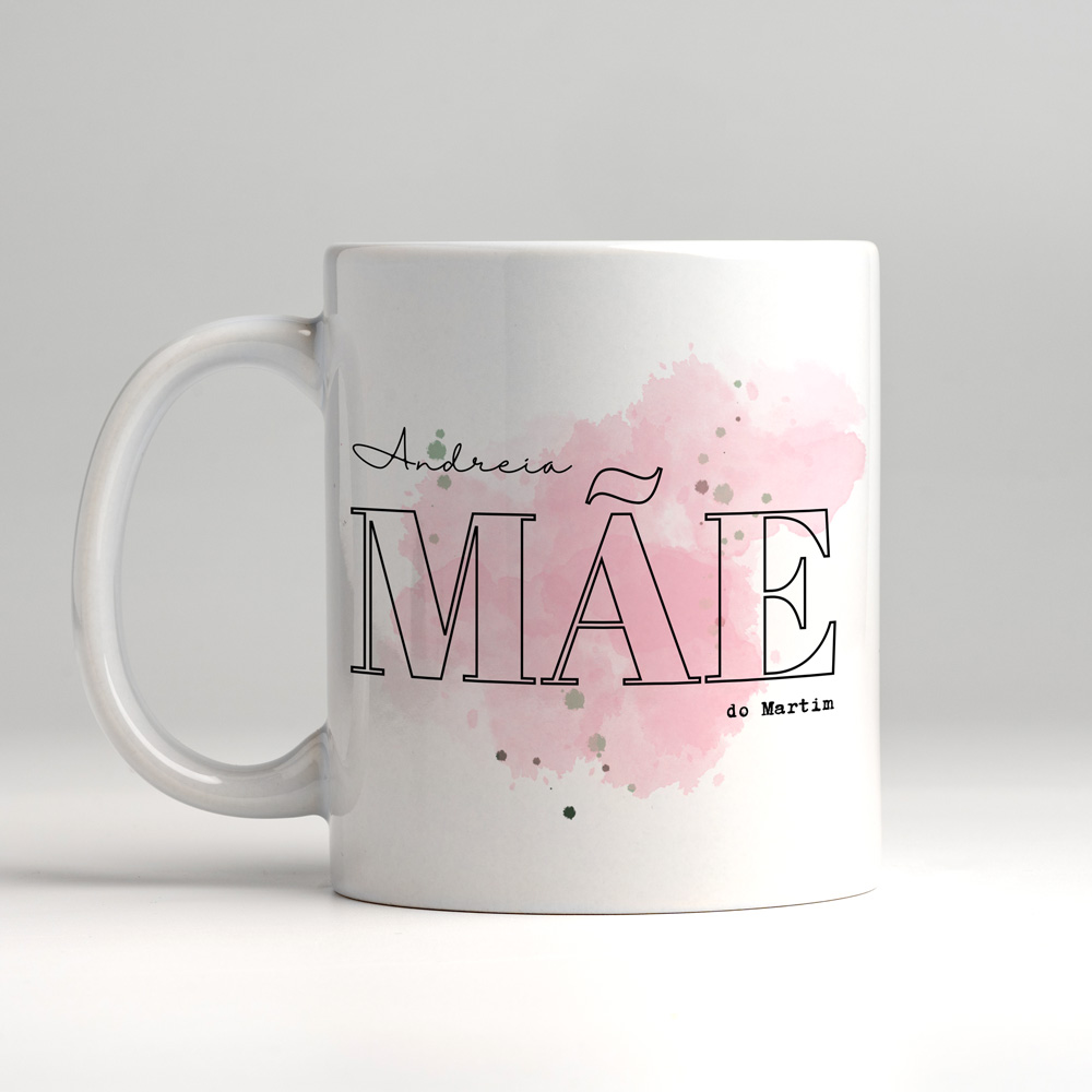 Caneca branca com texto personalizado para mãe, destaque para a palavra MÃE e fundo colorido em rosa